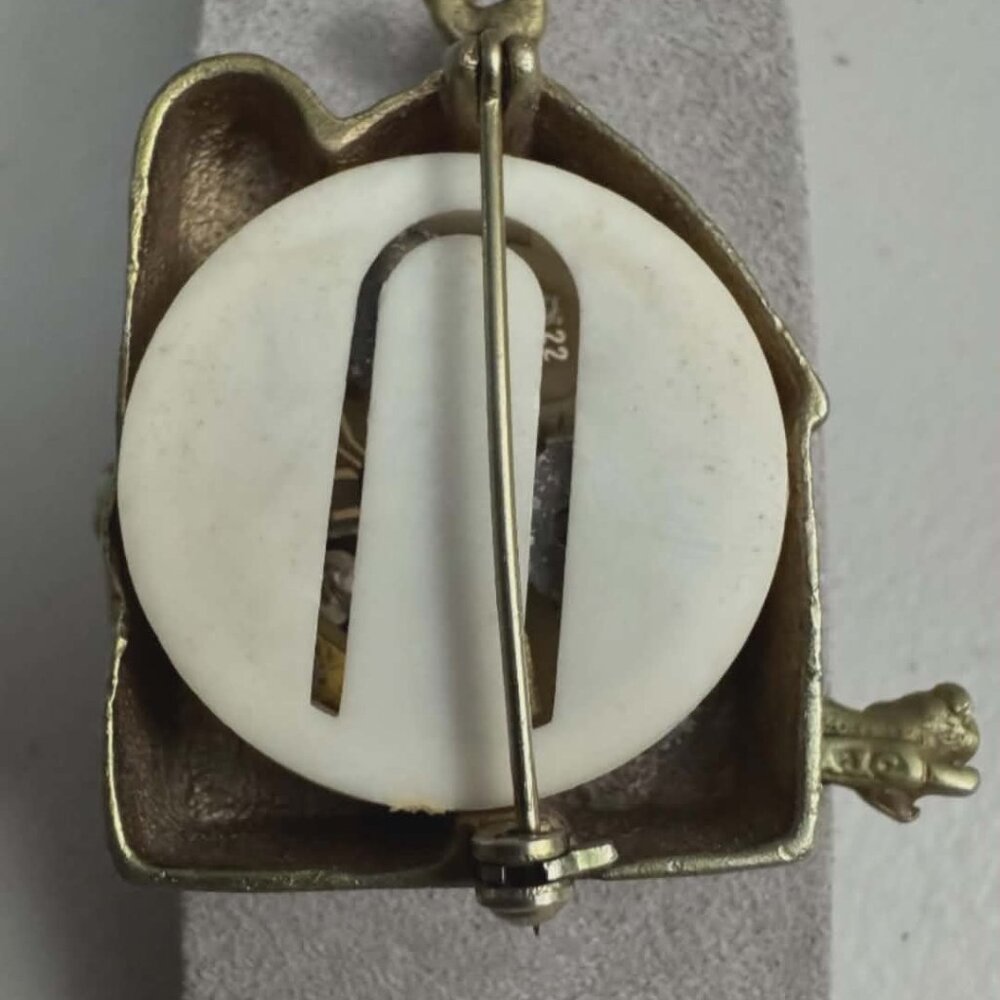 Farm Brooch Musicbox - Picture 2 of 2